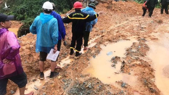 Nổ mìn phá đá, quyết thông đường lên Rào Trăng 3 hôm nay
