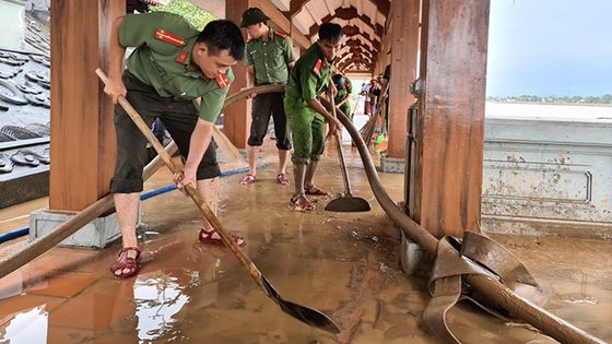 Bám địa bàn giúp dân khắc phục hậu quả lũ lụt