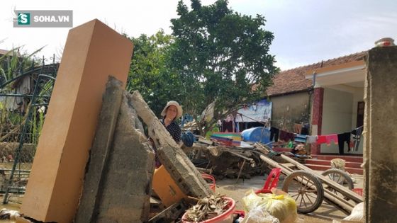 “Có nước không? Cho chị xin mấy chai. Bọn trẻ thèm cơm, các em có vào nữa cho chị xin túi gạo…”