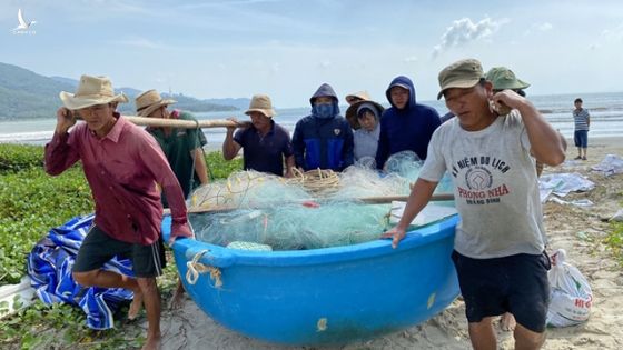 Nắng to trước khi bão số 9 đổ bộ, ngư dân nhớ lại cơn bão kinh hoàng trong quá khứ