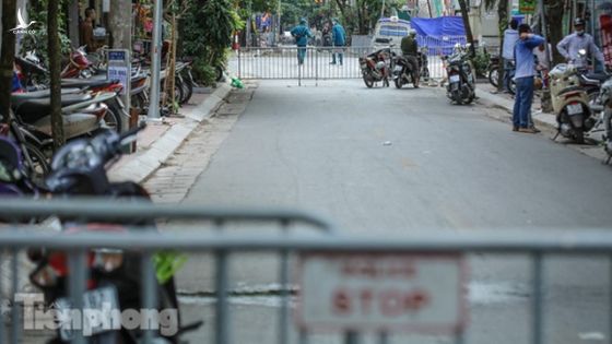Rào chắn tứ phía cả khu phố Hà Nội vì phát hiện bom chưa nổ
