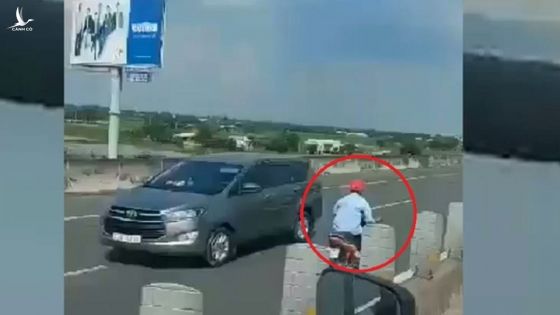 Tài xế gào thét khi thấy người đàn ông chạy xe máy kiểu “tự sát” trên cao tốc