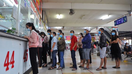 Hành khách bất ngờ vì giá vé xe Tết tăng gấp rưỡi