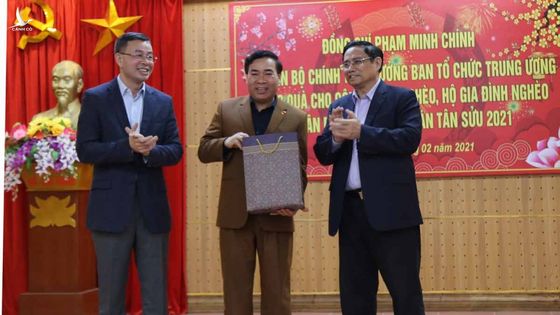 Đồng chí Phạm Minh Chính tặng quà Tết cho đồng bào nghèo và lực lượng chống dịch