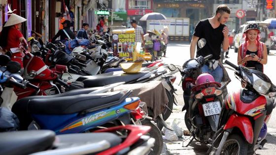 Nhức nhối tình trạng lấn chiếm lòng lề đường ở TP.HCM
