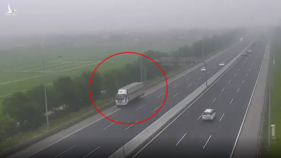 Clip: Xe tải thản nhiên đi lùi trên cao tốc Hà Nội – Hải Phòng