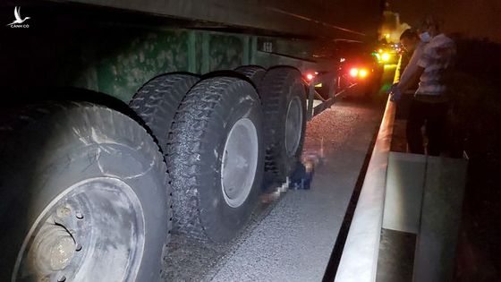 Tai nạn thảm khốc trên cao tốc Trung Lương: Xe container cày nát taxi gần 100m