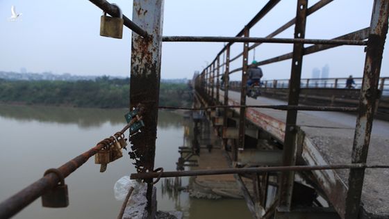 Mặt cầu Long Biên rách, thủng, Bộ Giao thông ‘nợ’ kinh phí duy tu, sửa chữa