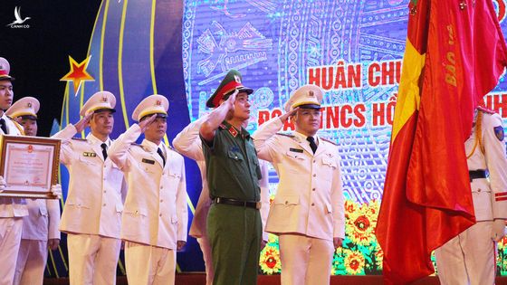 Tuổi trẻ cảnh sát cơ động đón nhận Huân chương Bảo vệ Tổ quốc hạng nhì