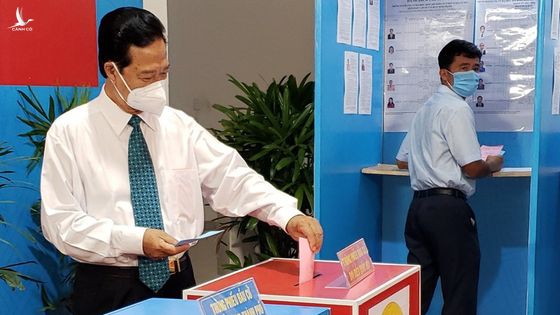 Hình ảnh nguyên Thủ tướng Nguyễn Tấn Dũng đi bầu cử