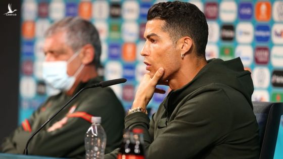 Vì sao UEFA nổi giận với sự cố của Ronaldo?