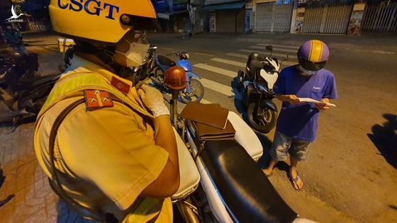 Ra đường sau 18h: CSGT bắt người vi phạm đọc to, rõ ràng quy định để ‘nhớ kỹ’