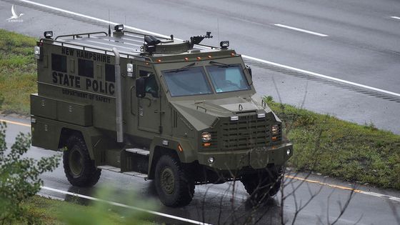 Cảnh sát Mỹ ‘đấu súng’ xuyên đêm với nhóm vũ trang  trên xa lộ