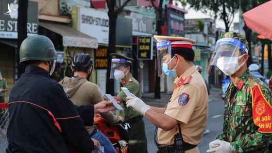 Cận cảnh Công an TPHCM kiểm tra “di biến động dân cư”