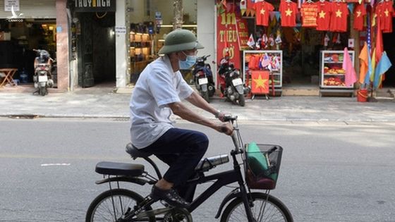 Không phát tiền quy mô lớn như các quốc gia phát triển, Việt Nam đã làm gì cho người dân?