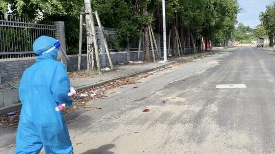 Xúc động nữ bác sĩ quân y ôm cháu bé chạy bộ đi cấp cứu