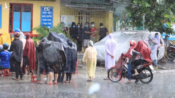 TP.HCM mưa dông kèm gió lốc