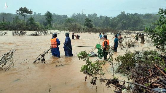 Bộ đội giải cứu 5 người dân mắc kẹt bên sông về nhà