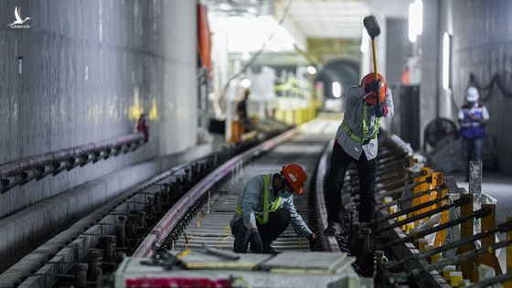 Những ray ngầm cuối cùng của tuyến Metro số 1 được lắp đặt