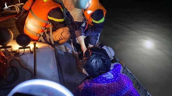 Lũ lên mốc lịch sử, hàng ngàn người dân ở Phú Yên kêu cứu trong đêm