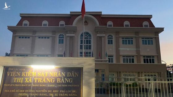 Đình chỉ công tác Viện trưởng VKSND thị xã Trảng Bàng vì bị tố sàm sỡ