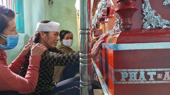 Đám tang đẫm nước mắt của nam sinh mất tích bí ẩn rồi tử vong