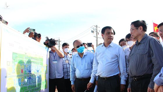 Chuyện thần tốc xây dựng sân bay Vân Đồn và việc chậm trễ sân bay Long Thành