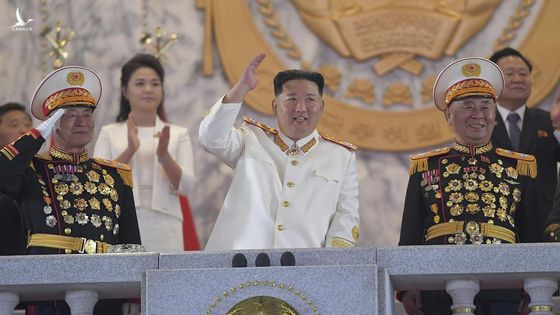 Ông Kim Jong Un xuất hiện với hình ảnh khác lạ trong lễ diễu binh
