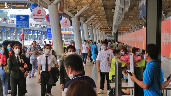 Sân bay Tân Sơn Nhất đông nghẹt người du lịch nghỉ lễ 30.4 – 1.5