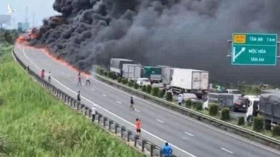 Cháy xe chở dầu, lửa lan rộng trên cao tốc TP.HCM – Trung Lương