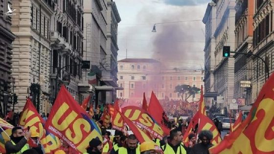 Thủ đô Rome tê liệt vì hàng nghìn người biểu tình, hô to “hạ súng, tăng lương”