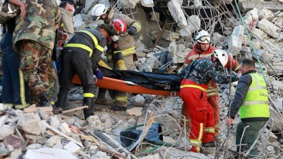 Khoảnh khắc “thót tim”, thành viên đội cứu hộ tại Thổ Nhĩ Kỳ bị vùi lấp