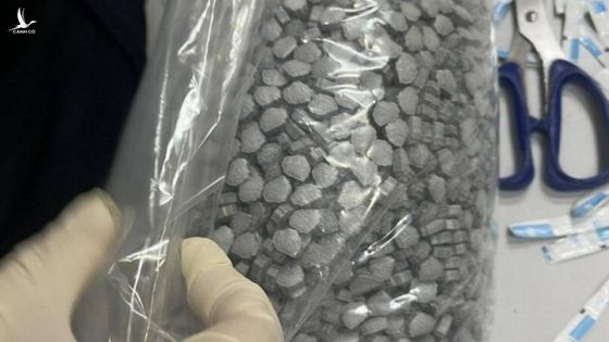 Phát hiện 3 tiếp viên Vietnam Airlines xách 10kg thuốc lắc và ma túy từ Pháp về Việt Nam