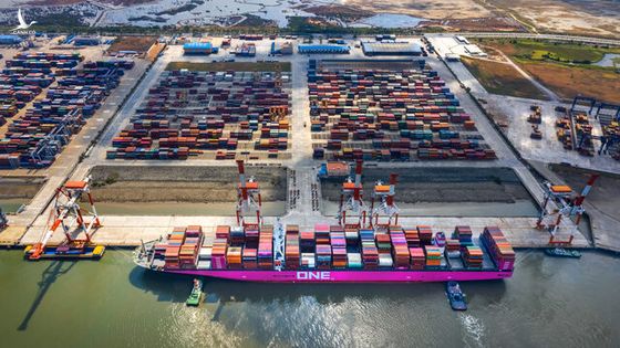Bất chấp những cơn gió ngược, dòng dịch chuyển tiếp tục đổ về Việt Nam