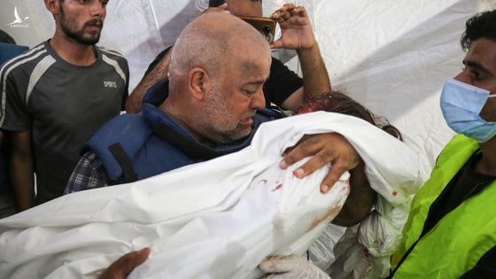Nhà báo quốc tế mất cả gia đình bởi cuộc không kích vào “vùng an toàn”
