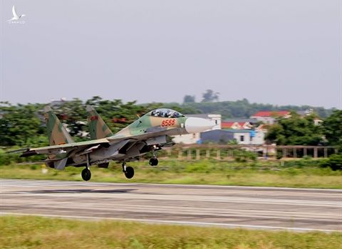 Sĩ quan trẻ Singapore ngưỡng mộ trung đoàn Su-30MK2 Việt Nam