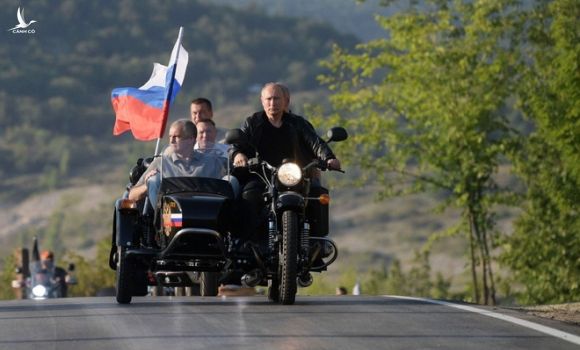 Sau màn trổ tài siêu ngầu ở Crimea, TT Putin bị người dân Nga đòi… phạt tiền vì lí do ít ai ngờ tới