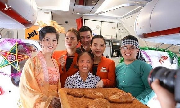 Ai cho phép bà Tân Vlog đưa bánh Trung thu “siêu to” lên máy bay Jetstar?