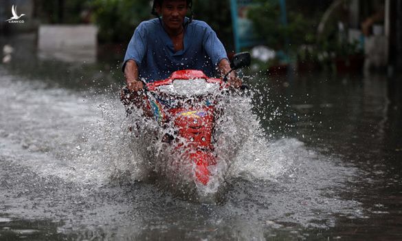 Mưa lớn, nhiều nơi ở TP.HCM ngập nửa mét