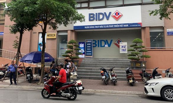 Hai tên cướp nổ súng lấy 900 triệu ở chi nhánh BIDV