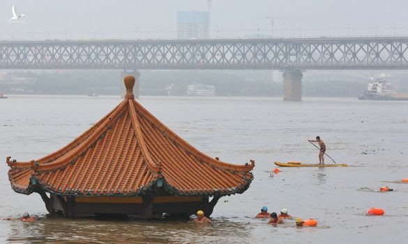 Trung Quốc vỡ 14 đê ở Giang Tây, hơn 2 vạn người mắc kẹt, làng trở thành hồ nước