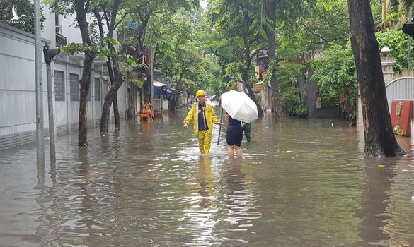 Một số tuyến phố Hà Nội ngập sau cơn mưa sáng 22/8