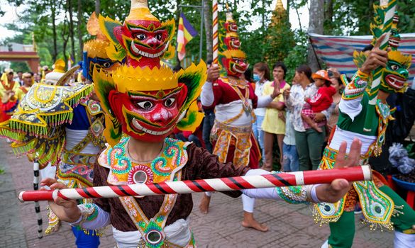 Người Khmer ở Trà Vinh múa Chằn trong lễ dâng y