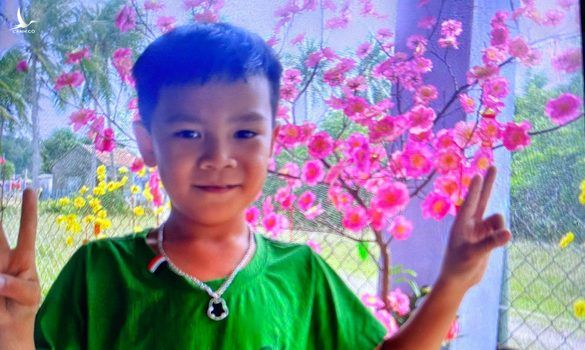 Lực lượng chức năng đội mưa tìm bé trai lạc trước giờ bão đổ bộ