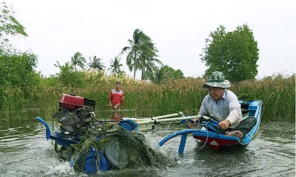 Một ông nông dân sáng chế máy cày siêu nhẹ ‘bơi’ như cá, hơn hẳn máy Nga, máy Trung Quốc