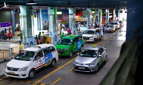 Hành khách than phiền bị taxi sân bay ‘chặt chém’ sau khi phân làn