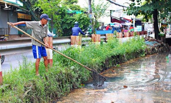 Người cựu binh 6 năm vớt rác, nhặt kim tiêm trên kênh Sài Gòn