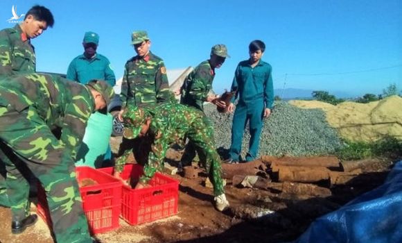 Đào móng xây nhà, tá hỏa phát hiện gần 1 tấn bom mìn