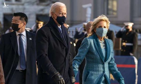 Vệ sĩ gốc Á của ông Biden ‘nổi như cồn’ vì lý do bất ngờ