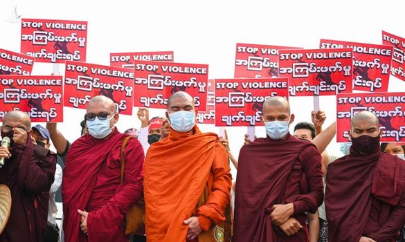 Hàng loạt nhà sư cùng nhau xuống đường biểu tình, khiến Myanmar loạn càng thêm loạn